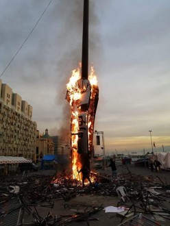 النار تلتهم “مجسم الثورة”