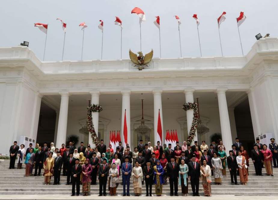 Presiden RI Joko Widodo bersama para menteri Kabinet Indonesia Maju.jpg