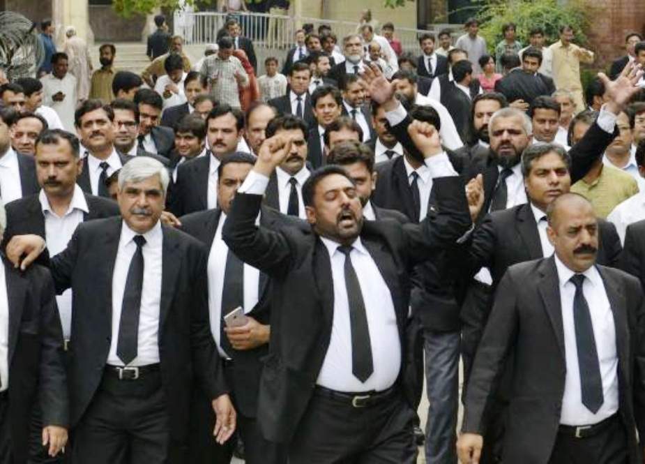 لاہور، ناروے میں قرآن مجید کی بے حرمتی کیخلاف وکلا کا احتجاج