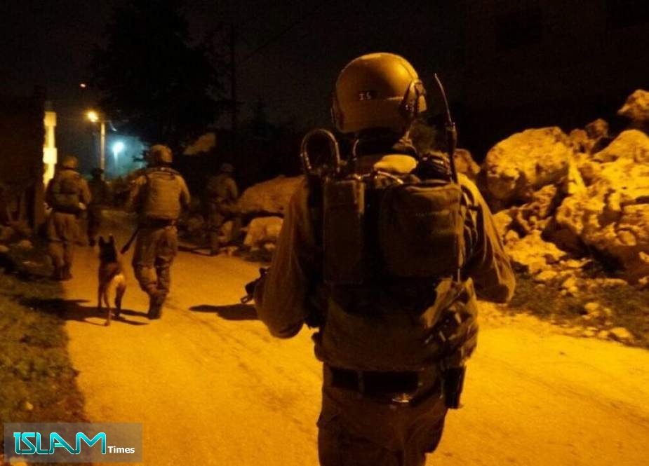 The Israeli Forces Carries Out Arrests in the Occupied West Bank