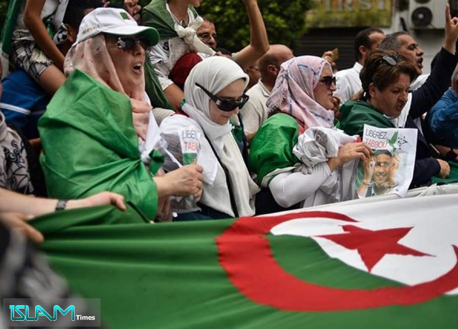 Algerian Protesters Scuffle with Police as Election Nears