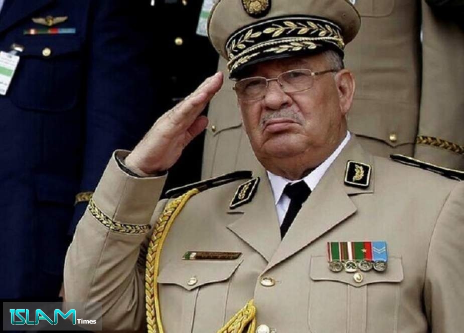 الجيش الجزائري يحذر من “المكائد” التي تحاك ضد الشعب
