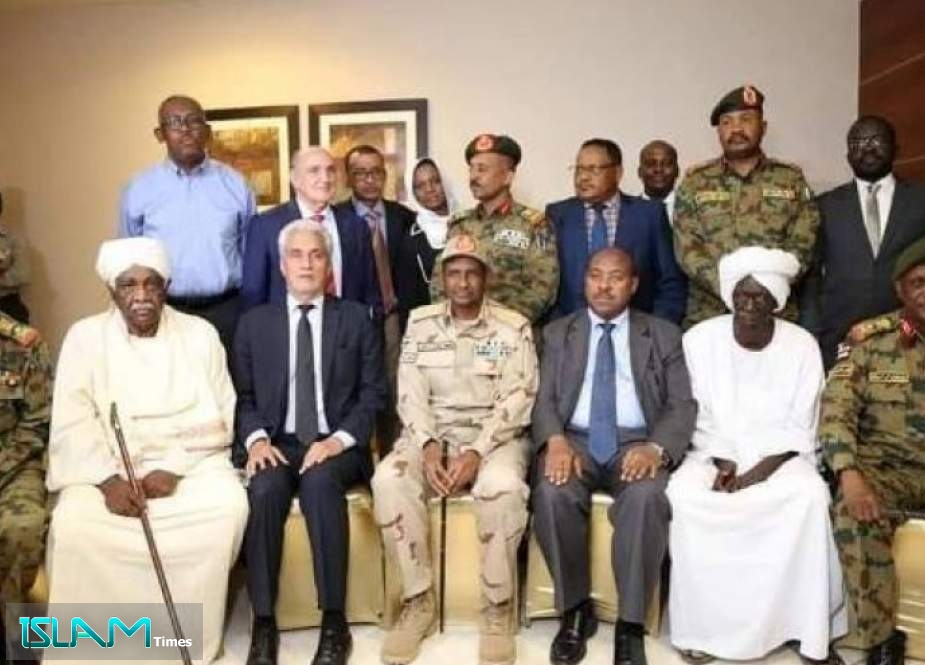 السلطات السودانية تقرر حلّ حزب البشير والأخير يدين القرار