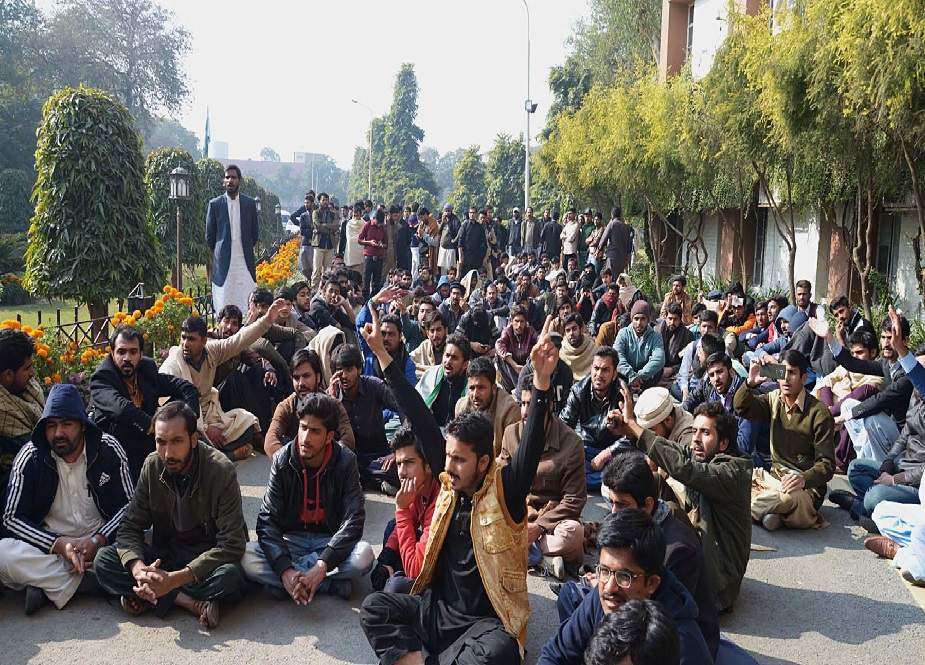 طالبعلم کے لاپتہ ہونے پر پنجاب یونیورسٹی کے طلبہ کا وی سی آفس کے  باہر دھرنا