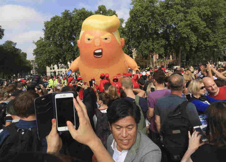 Protes terhadap Trump di Lapangan Parlemen London termasuk balon raksasa "Trump Baby"  pada July 13, 2018 (Getty Images)