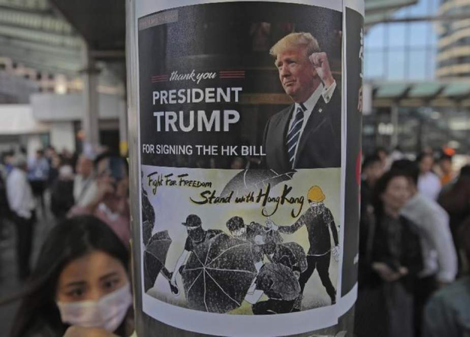 Demonstran Hong Kong memasang poster bertuliskan ucapan terima kasih untuk Presiden AS Donald Trump karena menekan legislasi yang mendukung gerakan pro-demokrasi di kota semi-otonomi itu (AP Photo/Kin Cheung)