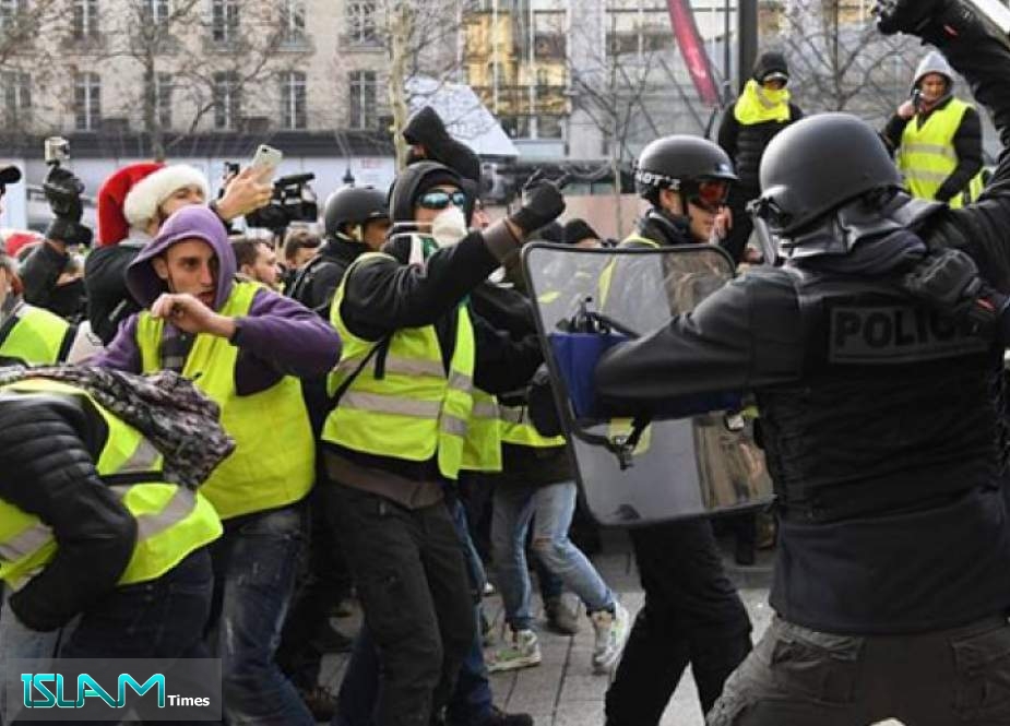 الأمن الفرنسي يشتبك مع المتظاهرين في باريس
