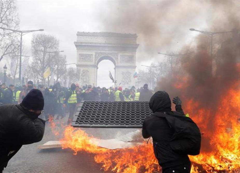 Protes besar di Paris (Al-jazeera)