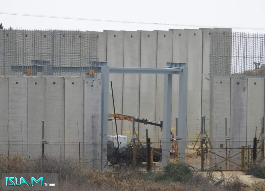 Photos Show Zionist Forces Installing Iron Gate through Cement Wall on Border with Lebanon