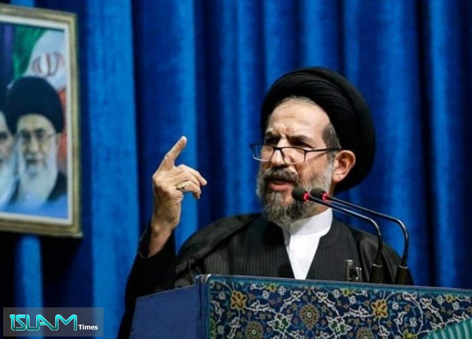 خطيب طهران يؤكد على أهمية صمود الشريحة الجامعية أمام اميركا