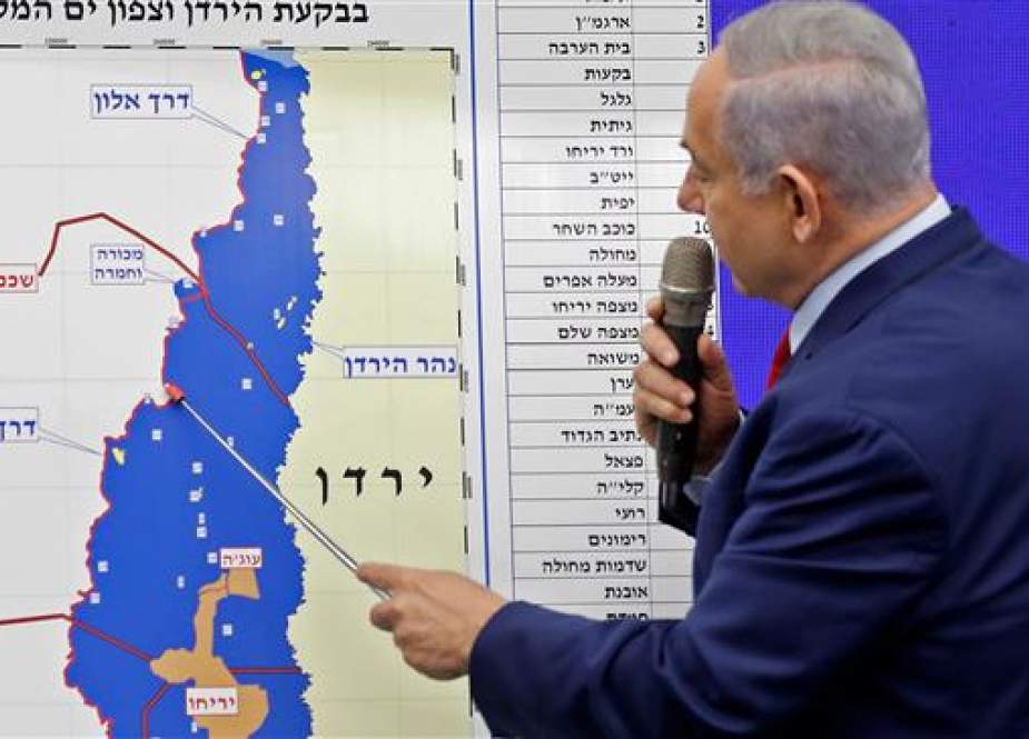 Israeli Prime Minister Benjamin Netanyahu points at a map of the Jordan Valley.jpg