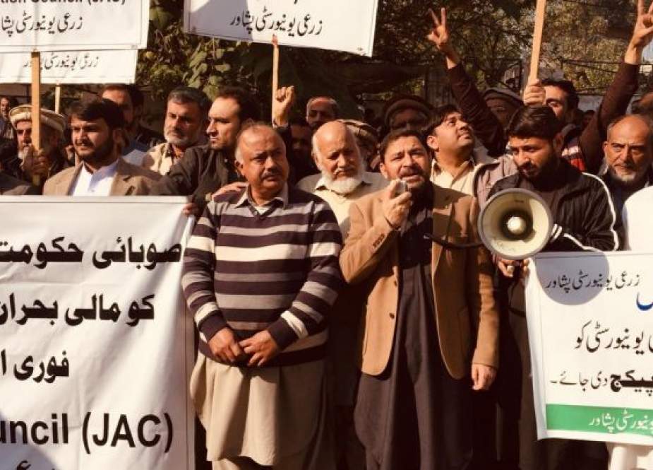 پشاور، زرعی یونیورسٹی مالی بحران سے دوچار، اساتذہ اور ملازمین کا احتجاج