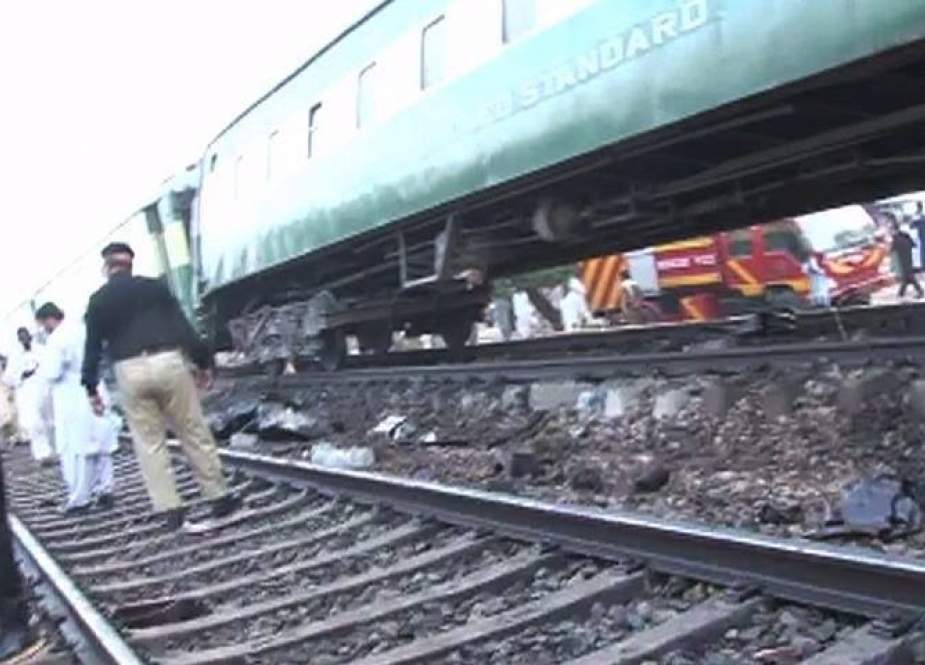 نوشہرہ، ریل گاڑی کی ٹکر سے 2 بچوں سمیت ایک ہی خاندان کے 4 افراد جاں بحق