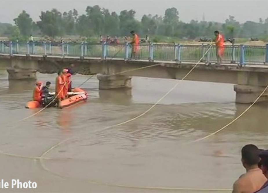 میانوالی، تیز رفتار گاڑی نہر میں گرنے سے ایک ہی خاندان کے 7 افراد ڈوب گئے