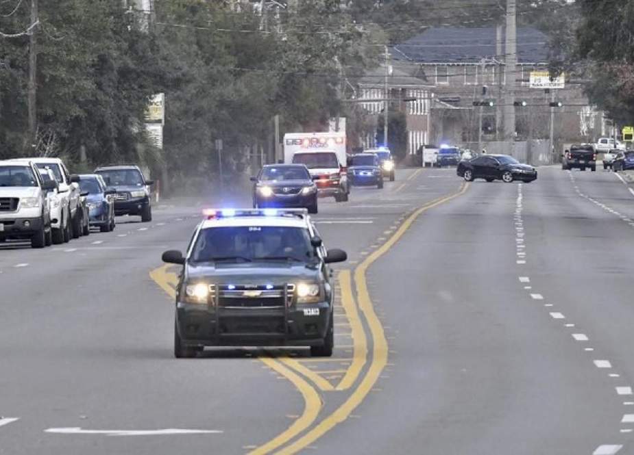 Mobil polisi mengawal sebuah ambulans usai penembakan terjadi di dalam Naval Air Statuion Pensacola pada Jumat (6/12) waktu setempat (Tony Giberson/Pensacola News Journal via AP)
