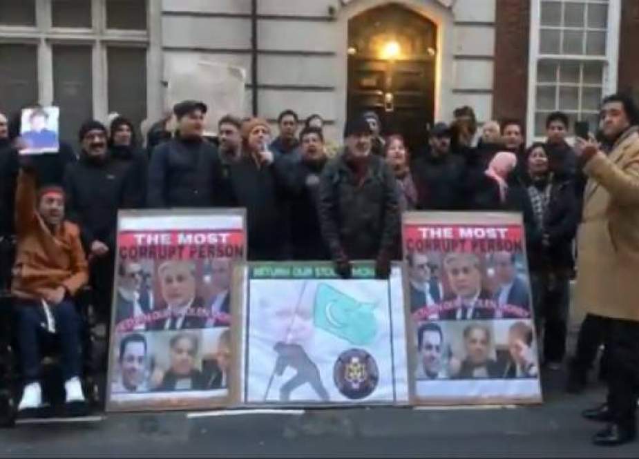 عمران خان کے حامیوں کا لندن میں نواز شریف کی رہائش گاہ کے باہر احتجاج