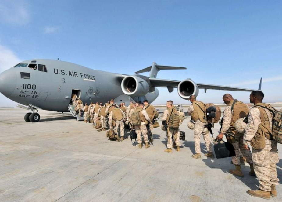 Tentara AS dari kamp Pendleton Ekspedisi Marinir ke-1 menuju Helmand, Afghanistan, menaiki penerbangan mereka di Pusat Transit Manas, 6 Maret 2010. (ABC)