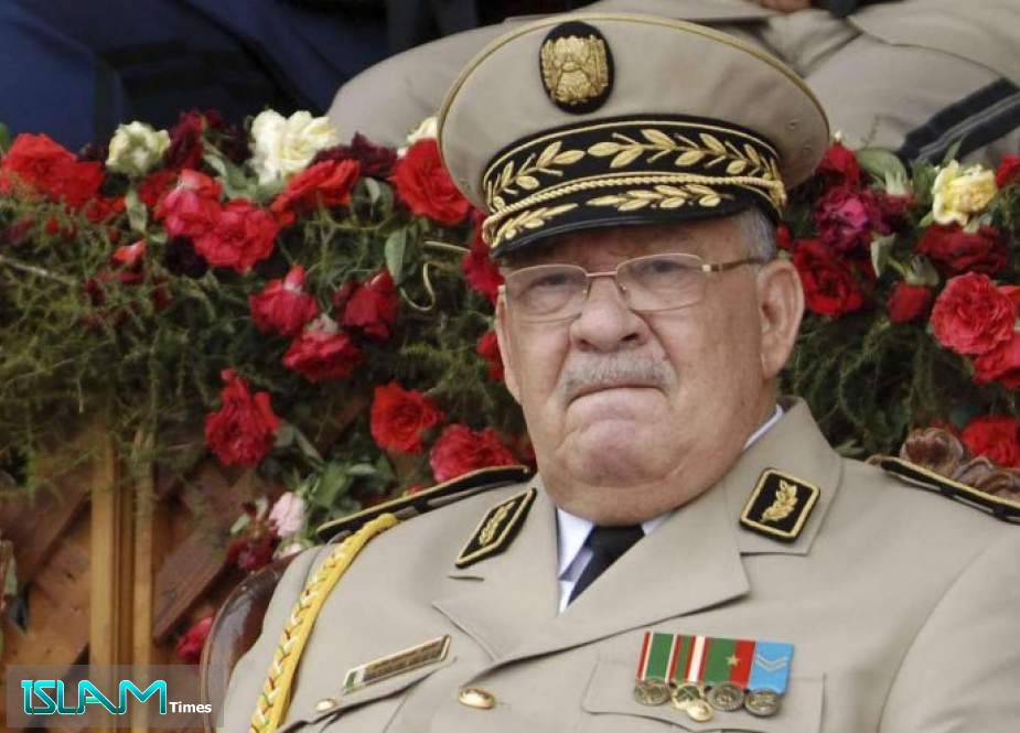 قائد الجيش الجزائري يحذّر رافضي الانتخابات