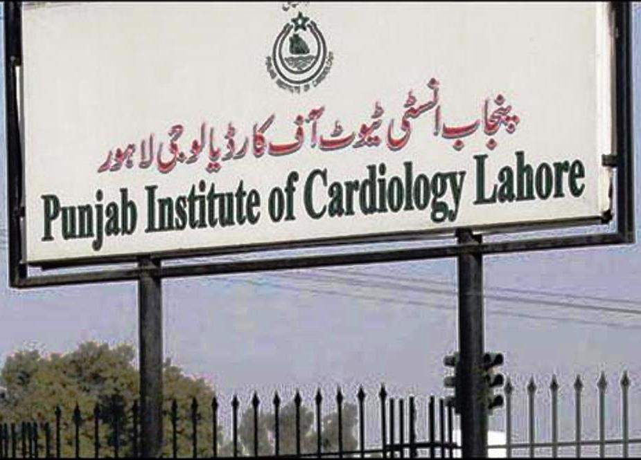 لاہور، پی آئی سی پر وکلاء نے دھاو ا بول دیا، ہسپتال کا عملہ غائب،مریضہ جاں بحق
