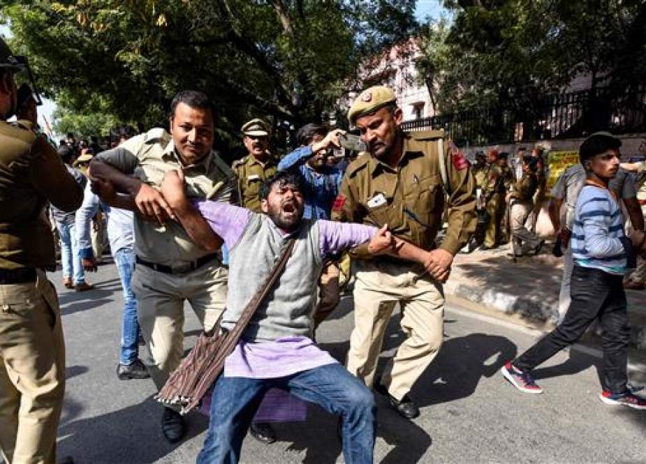 بھارتی پولیس کا یونیورسٹی کے طلبہ پر وحشیانہ تشدد