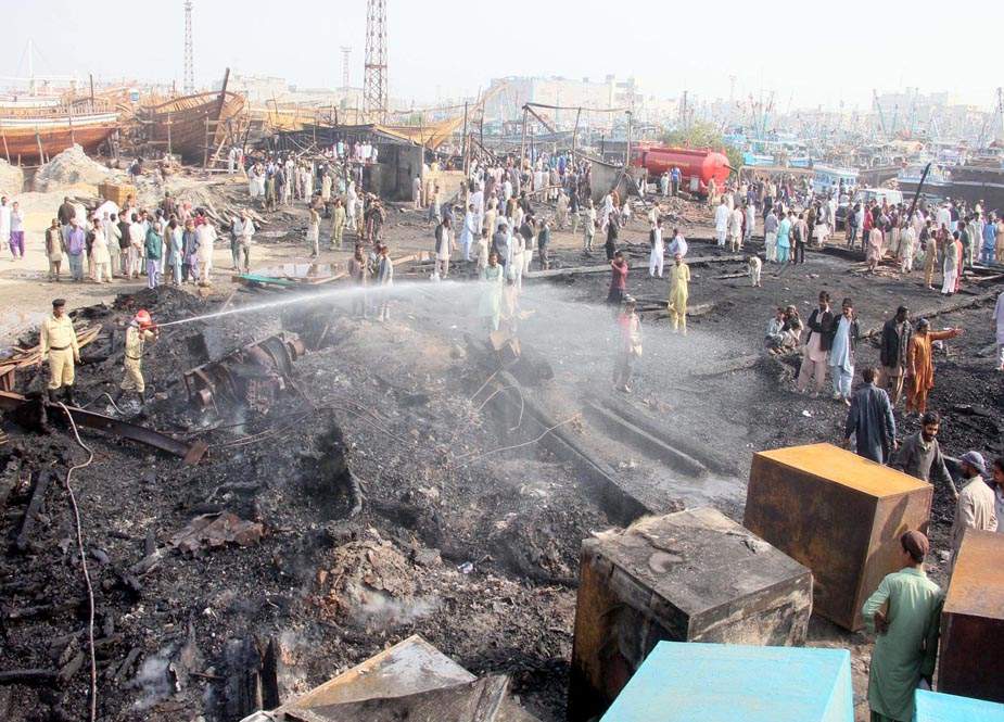 کراچی فشری میں آتشزدگی، کروڑوں روپے کی لانچیں اور گودام خاکستر