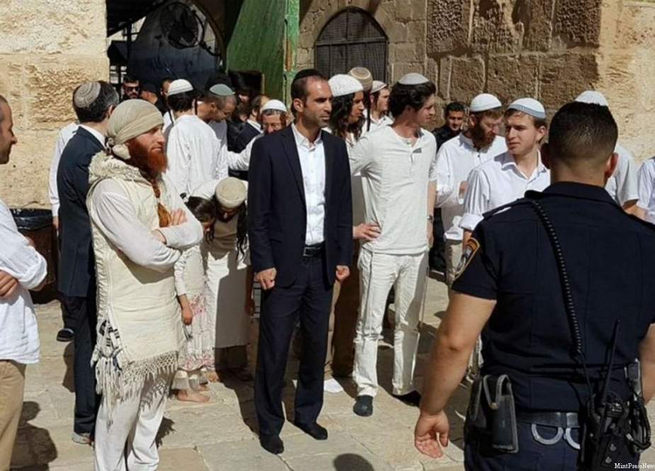 Israeli settlers, backed by IOF, while stroming Al-Aqsa Mosque.jpg