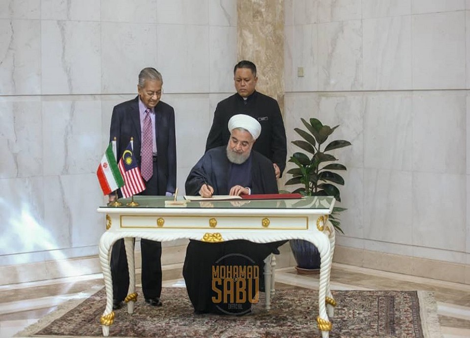 کالالمپور، صدر روحانی ملایشیاء کیساتھ یاداشت کی دستاویز پر دستخ کرتے ہوئے