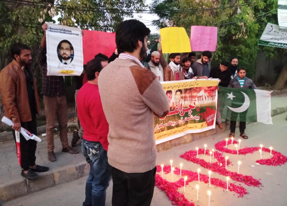 ملتان، جوائنٹ ایکشن کمیٹی فار شیعہ مسنگ پرسن کے زیراہتمام شہدائے آرمی پبلک سکول کی یاد میں شمعیں روشن کی جارہی ہیں