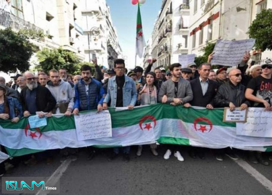 تظاهرات طلابية بالجزائر رغم الحداد على قائد الجيش