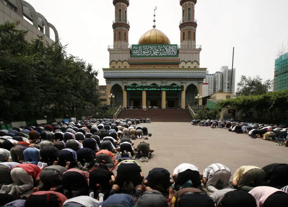 Ethnic Uighurs and Han Chinese Muslims pray Friday prayers at Yang Hang mosque in China