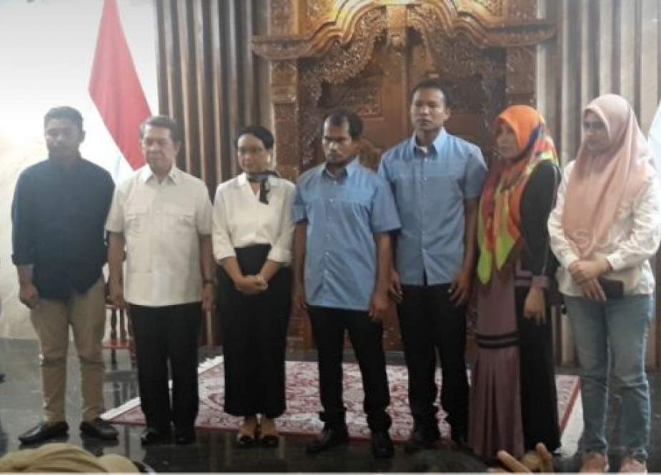 Menteri Luar Negeri RI Retno Marsudi dan dua WNI yang disandera kelompok Abu Sayyaf.jpg