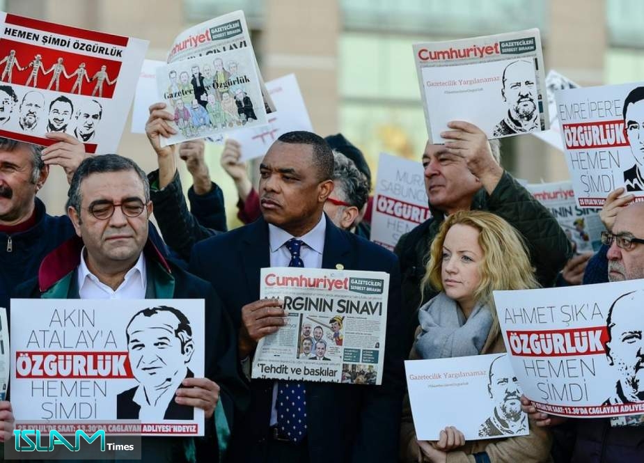 6 Turkish Journalists, Employee of Newspaper Sentenced to Jail over ‘Coup Link’