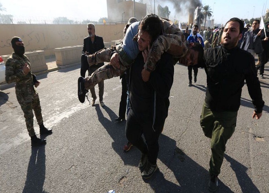 عراق میں حالیہ امریکی حملوں کے بعد مظاہرین کی امریکی سفارتخانے پہ چڑھائی