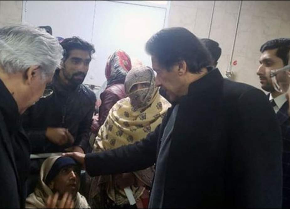 وزیراعظم عمران خان کا پمز اور پولی کلینک ہسپتالوں کا اچانک دورہ، انتظامات کا جائزہ