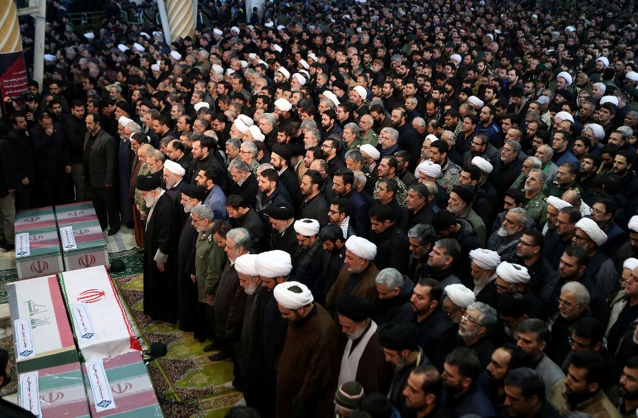 رہبر معظم انقلاب اسلامی نے شہید قاسم سلیمانی کے پیکر پاک پر نماز جنازہ ادا کی