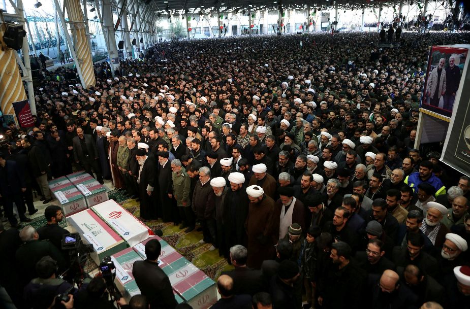 رہبر معظم انقلاب اسلامی نے شہید قاسم سلیمانی کے پیکر پاک پر نماز جنازہ ادا کی