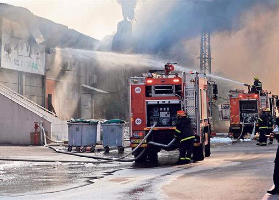 Factory on fire following a rocket attack by Palestinian forces on the Israeli city of Sderot.jpg