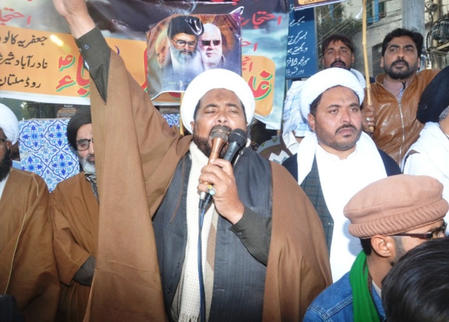 ملتان، شیعہ علماء کونسل کے سربراہ علامہ سید ساجد علی نقوی کی ہدایت پر امریکہ مخالف احتجاجی مظاہرہ کیا جا رہا ہے