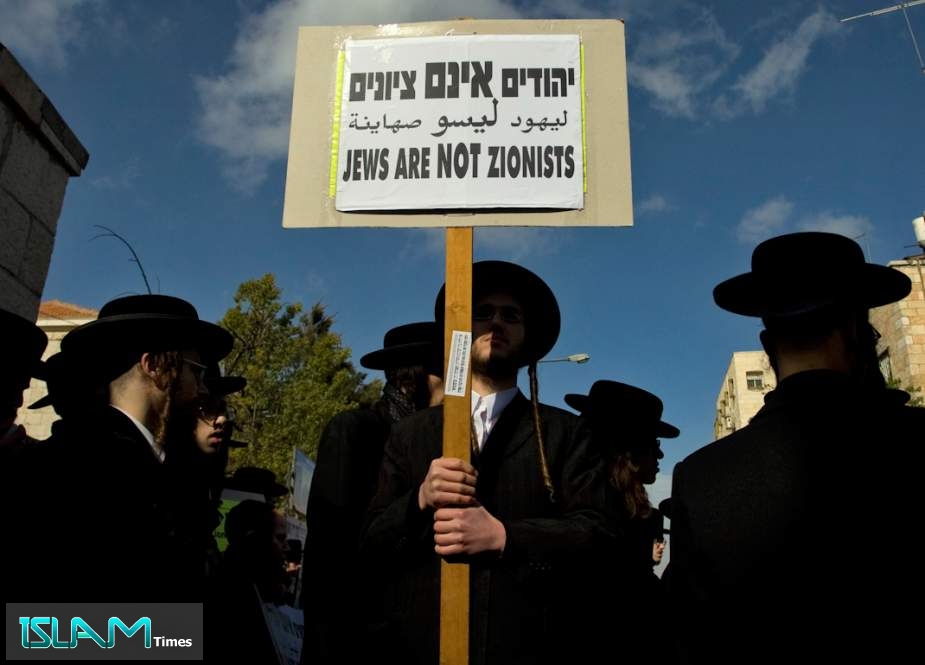 Feature photo | Members of the Jewish anti-Zionist Neturei Karta group demonstrate against the Israeli General Elections outside a polling station in Jerusalem.