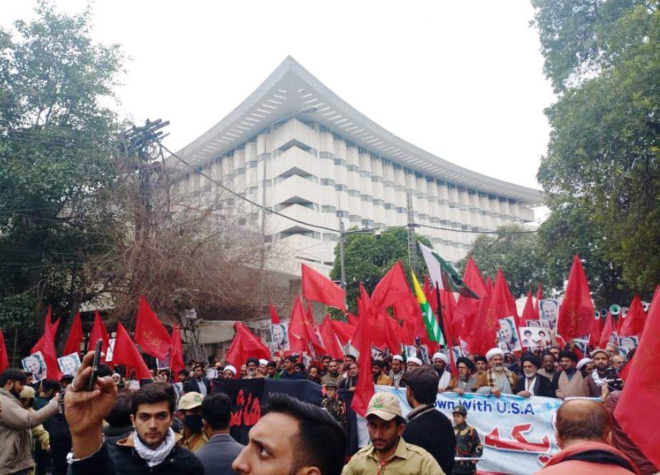 سخت انتقام، لاہور میں بھی سرخ پرچم لہرا دیئے گئے