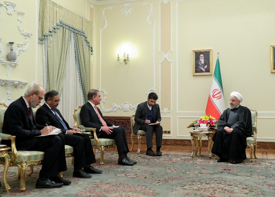 پاکستانی وزیر خارجہ کی تہران میں وفد کے ہمراہ ایرانی صدر سے اہم ملاقات