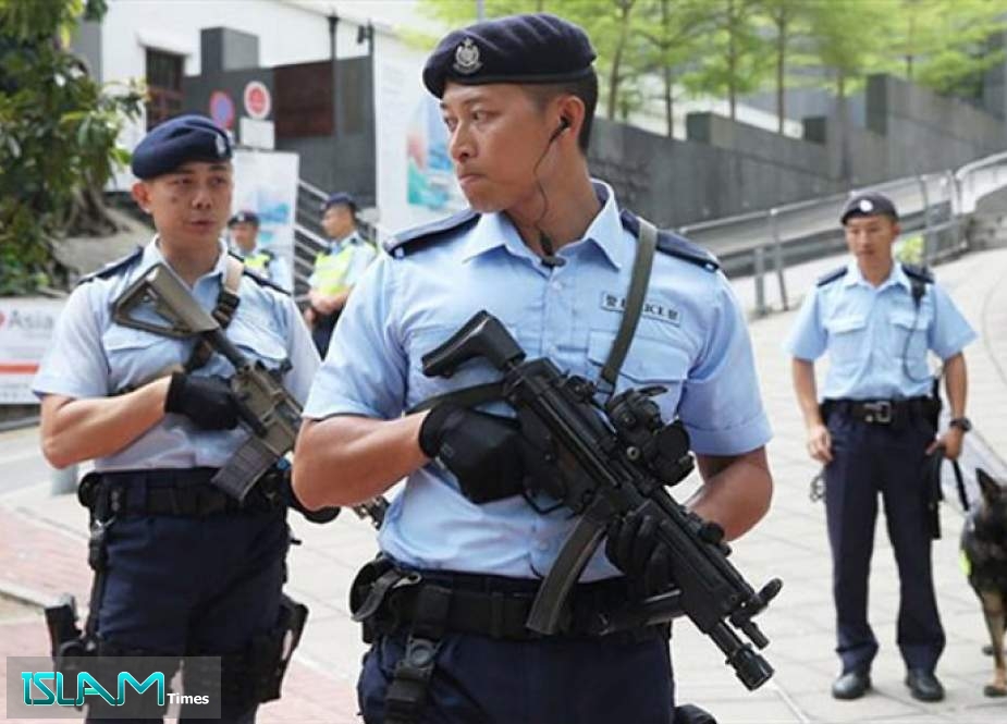 شرطة هونغ كونغ تفكك قنبلة أنبوبية
