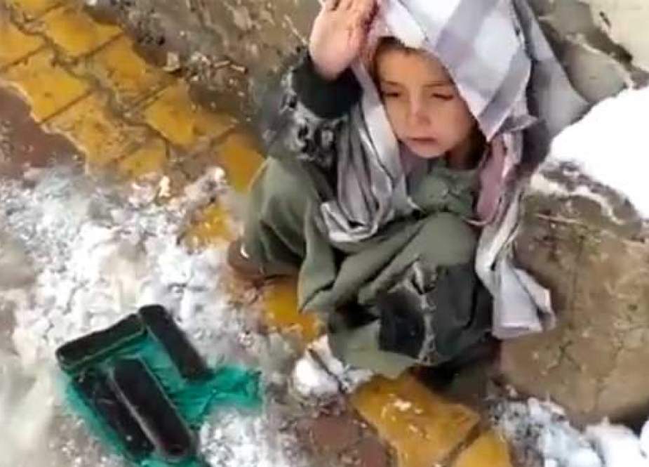 کوئٹہ، شدید سردی میں بوٹ پالش کرنیوالے معصوم بچے کی ویڈیو سوشل میڈیا پر وائرل