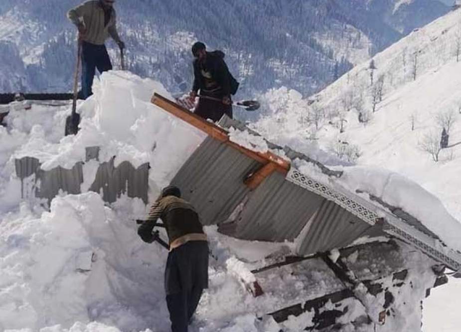وادی نیلم میں دوبارہ برفباری، امدادی کام روک دیا گیا