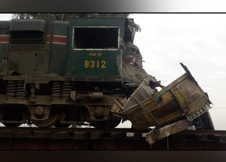 پشاور، مسافر ٹرین کا ریت سے بھرے ٹرالر سے تصادم، مسافر معجزانہ طور پر محفوظ