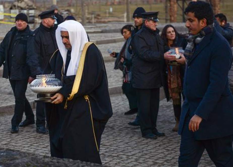 Mohammad Bin Abdul Karim bin Abdulaziz al-Issa, SG of the Muslim World League, at the memorial monument in camp Auschwitz-Birkenau.jpg