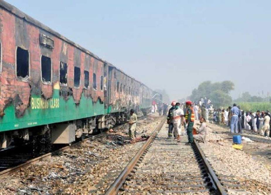سانحہ تیز گام پر پاکستان ریلوے کا اعلٰی افسر معطل