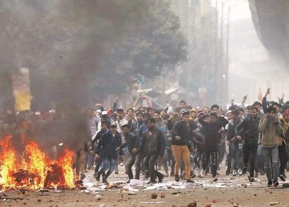 بھارت میں متنازعہ قانون کیخلاف احتجاج کرنیوالے مظاہرین پر فائرنگ، 2 افراد ہلاک