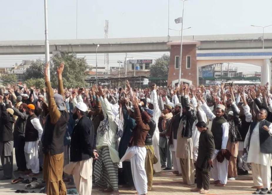 ملتان، تنازع کا شکار مسجد میں نماز جمعہ پڑھانے حامد سعید کاظمی پہنچ گئے، عوام کا شدید احتجاج 
