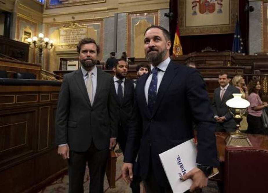 Vox party lawmakers Ivan Espinosa de los Monteros and Santiago Abascal standing in the Spanish parliament.jpg